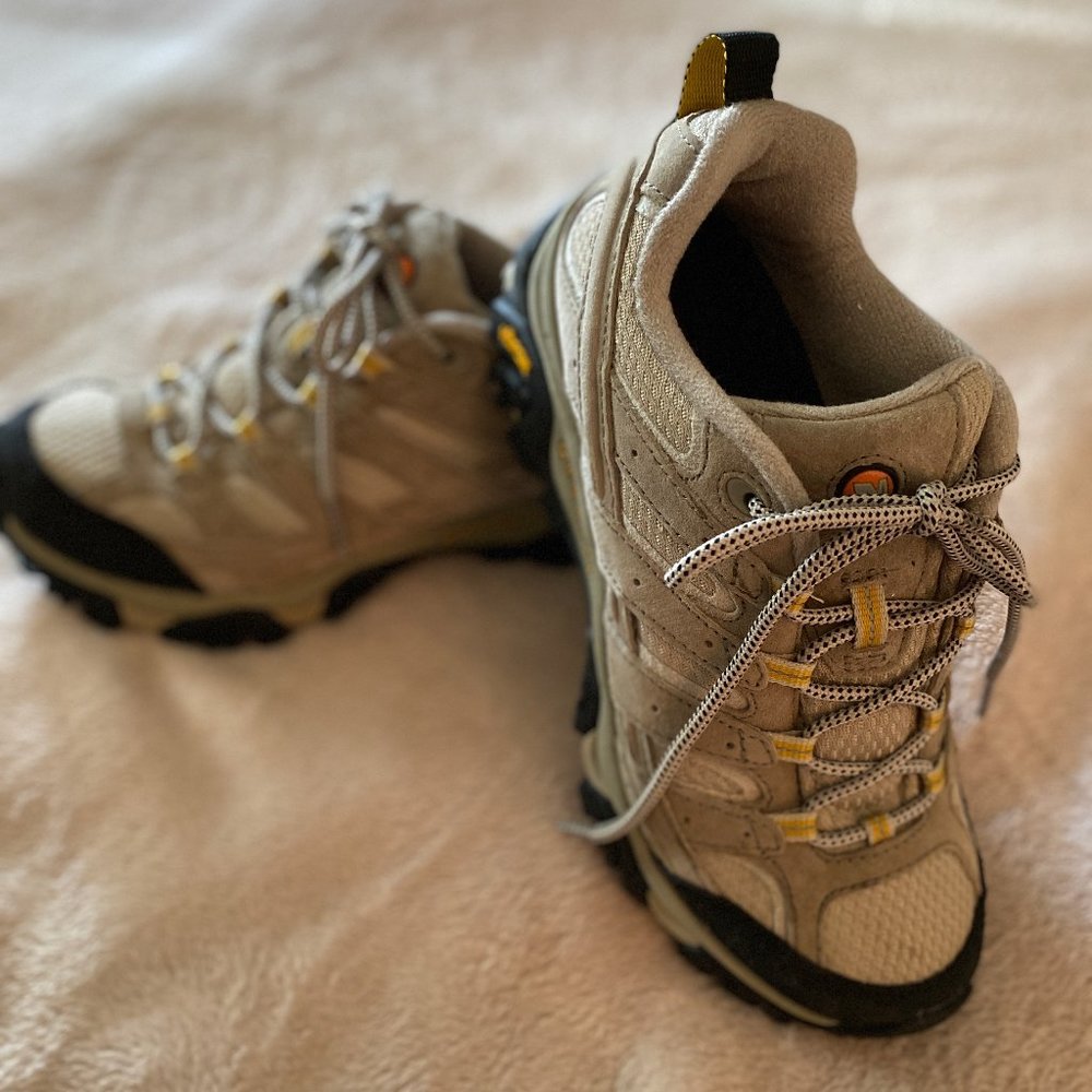 MERRELL Women's Moab 2 Vent Hiking Shoe